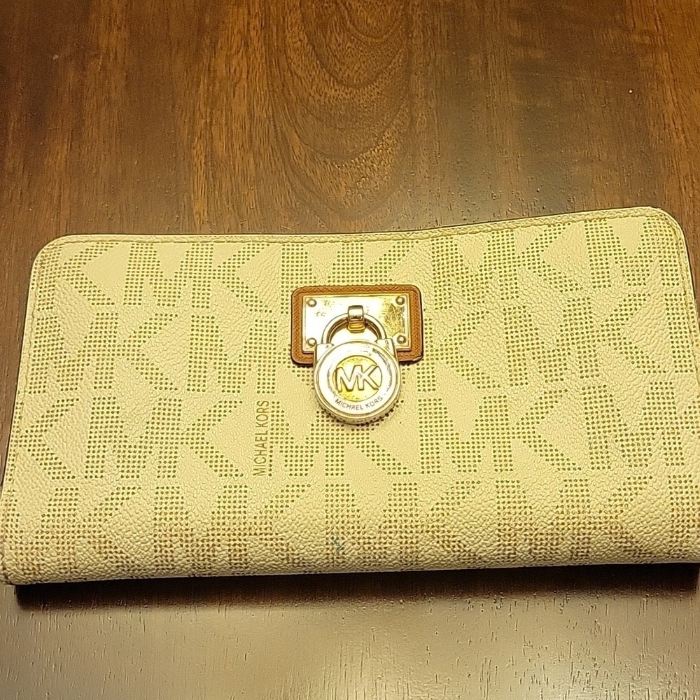 Michael Kors Beige Wallet - Picture 13 of 16